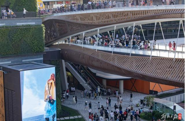 去年10月，太古里的中心广场，游人如织。张弛 摄