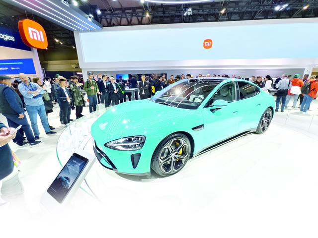 今年的巴塞罗那世界移动通信大会上，小米SU7吸引中外观众。 赵觉珵 摄