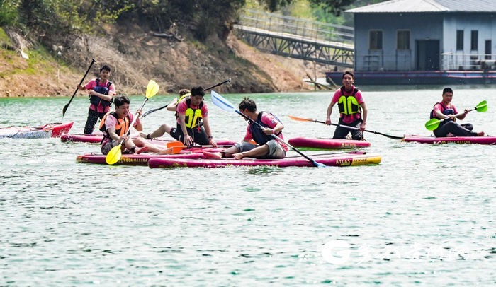 激烈的水上竞赛