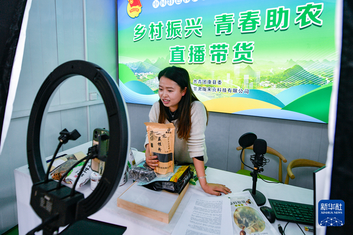主播在王谢红的直播中心直播带货。新华社记者 郎兵兵 摄