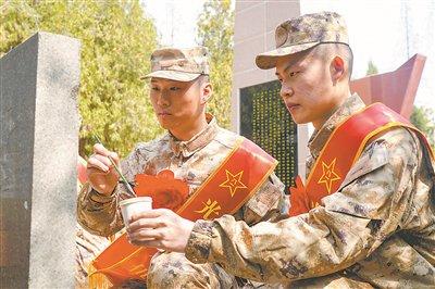 入伍新兵在朱村抗日战斗纪念园内为烈士纪念碑描红。仓竹青摄