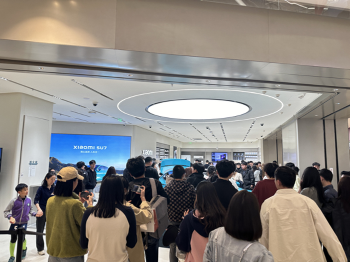 （小米汽车杭州大悦城门店外）