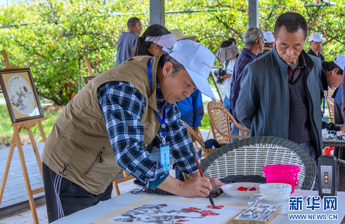 书画爱好者现场创作（摄于3月26日）。新华网发（杨灿华 摄）
