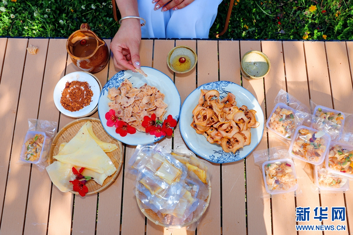 木瓜制作的特色美食（摄于3月26日）。新华网发（赵勇 摄）