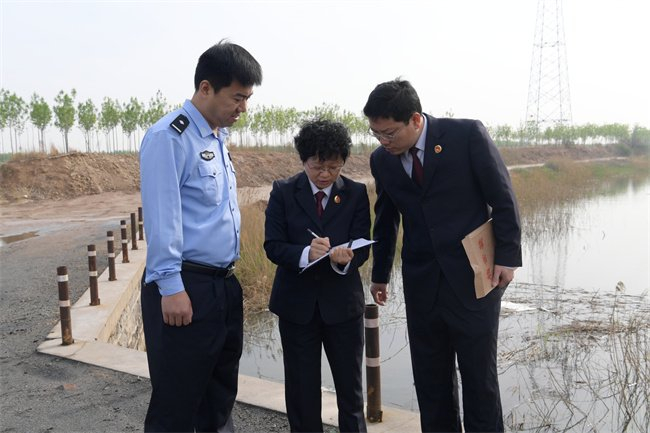 东营市河口区检察院第二检察部干警前往污染现场调查取证。