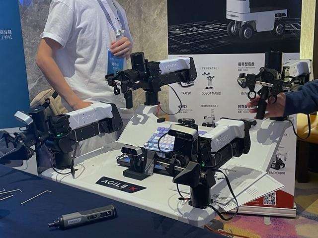 松灵机器人 舒抒 摄