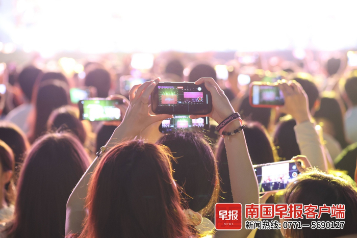 乐迷拿起手机分享音乐时刻。记者 邹财麟 摄