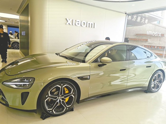 北京东方新天地购物中心小米门店内，一位消费者正在参观小米SU7内饰 每经记者 李星 摄