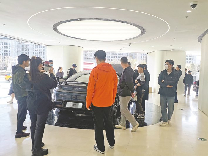 北京东方新天地购物中心小米门店内，消费者正在围观小米SU7&nbsp;每经记者 李星 摄