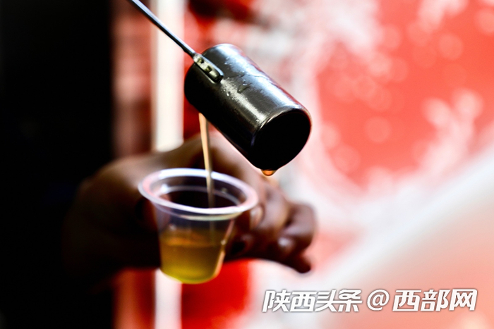 谢村黄酒色泽透亮，呈黄色。