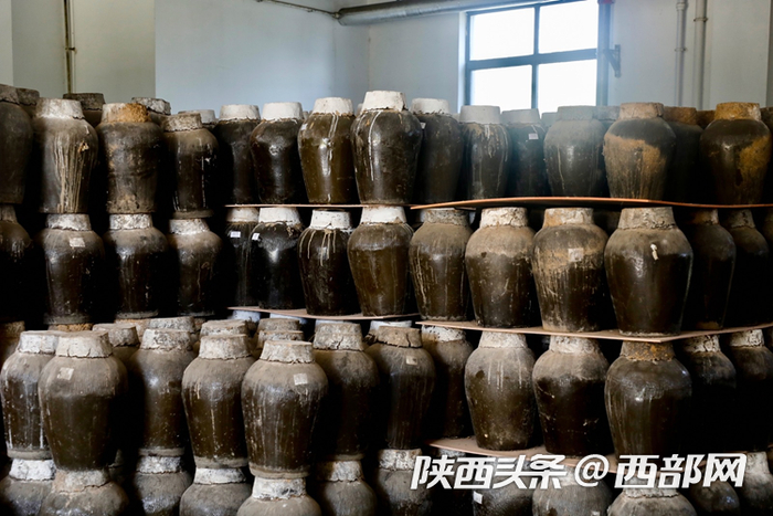 散发着古朴气息的黄酒缸。