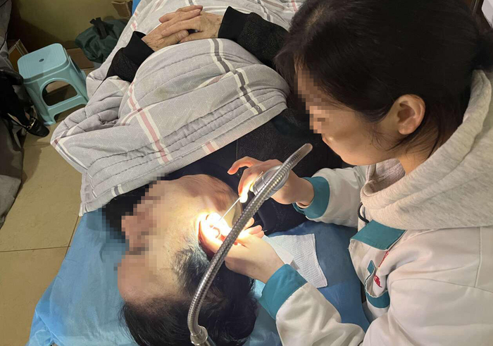 ▲店内人员为顾客处理时