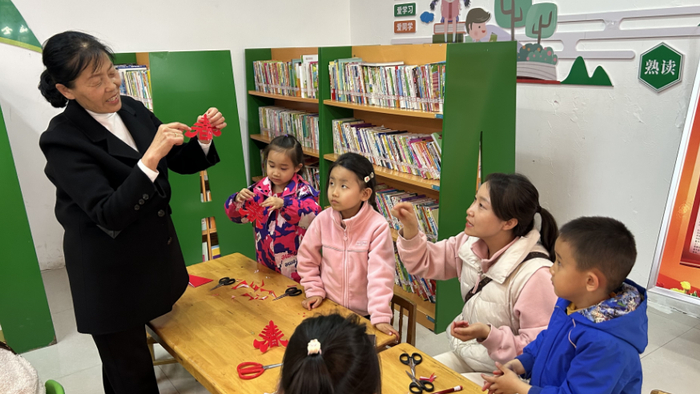 苏彩云展示剪纸作品