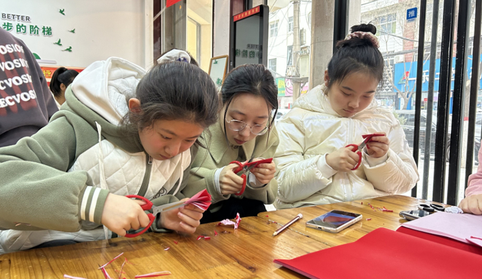 学员们认真学习剪纸