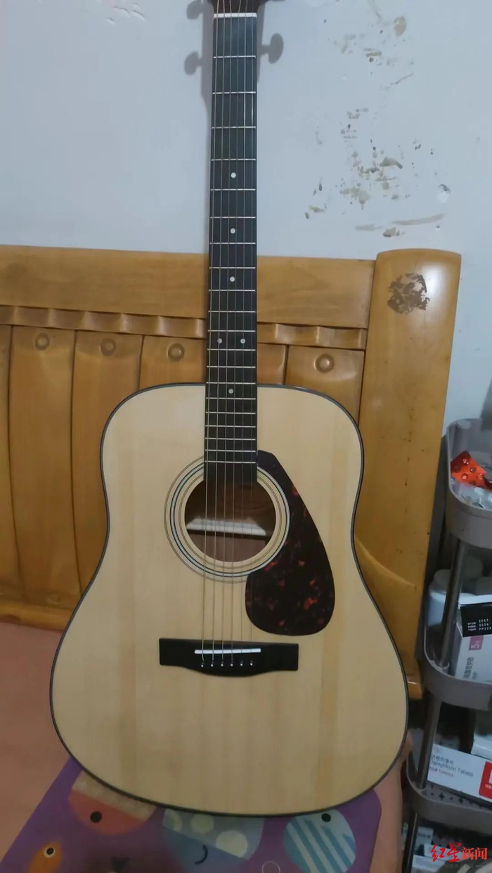 ▲谭秦东的吉他