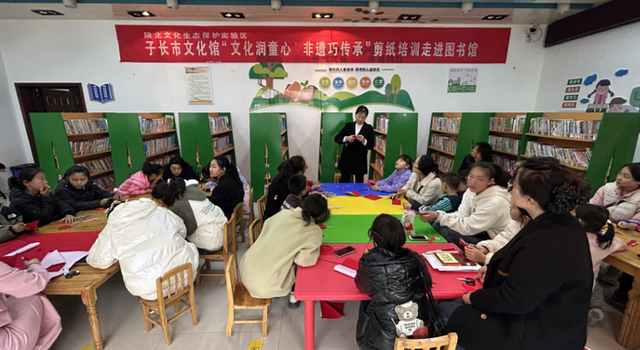 苏彩云为学员讲解剪纸技法