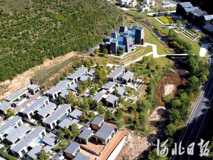 2023年10月8日，隆化县热河谷内连片的温泉小院成了不少京津家庭的新家。河北日报资料片