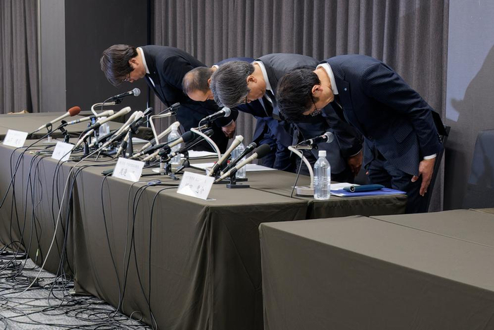 　　2024年3月29日，小林制药公司社长小林章浩（左二）及相关负责人在日本大阪举行的新闻发布会上鞠躬。新华社记者 张笑宇 摄