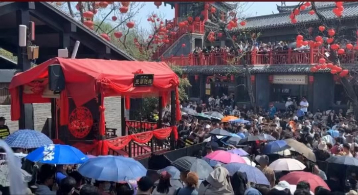 说媒还未开始，现场已经挤满人群 图源：网络截图