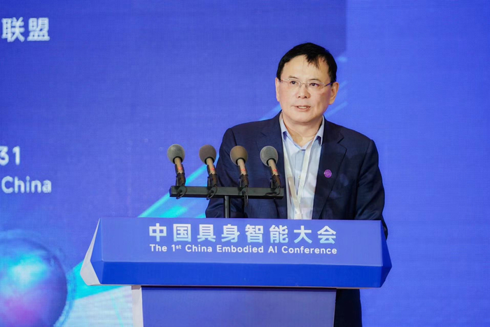 图为中国工程院院士、CAAI理事长、清华大学教授戴琼海致辞