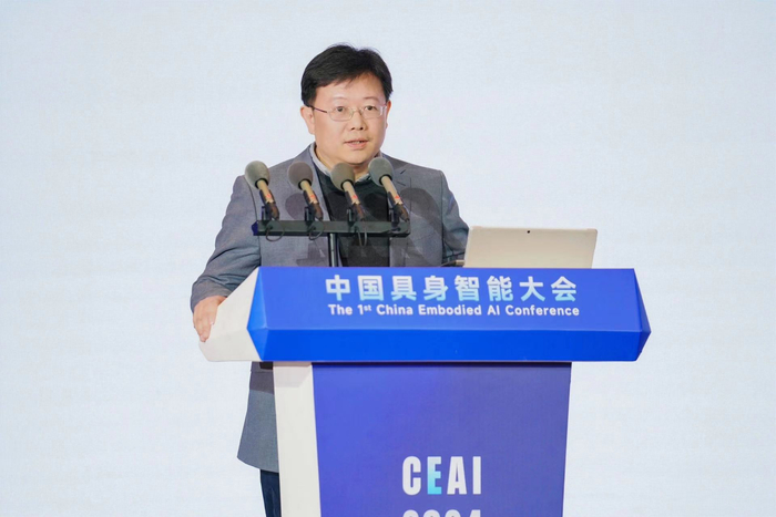 图为同济大学机械与能源工程学院院长、国家杰青、IEEEFellow李智军发表主旨演讲