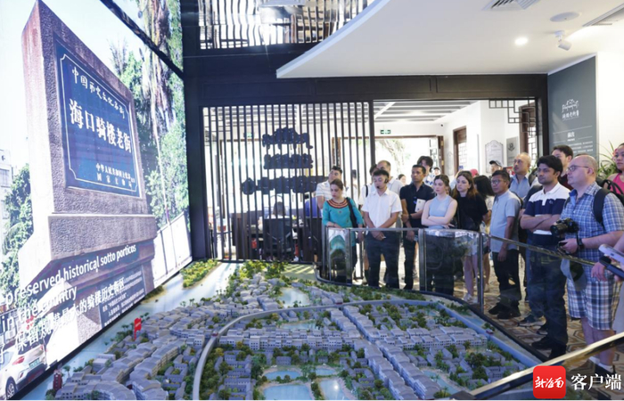 中外媒体骑楼行。龙华区委宣传部供图