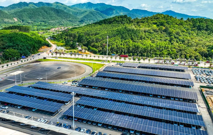 △小鹏汽车生产基地内的试驾场。王振宇 摄