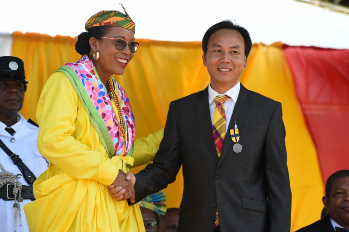 多总统伯顿向孙浩杰授勋现场（图片来源：中国驻多米尼克大使馆）