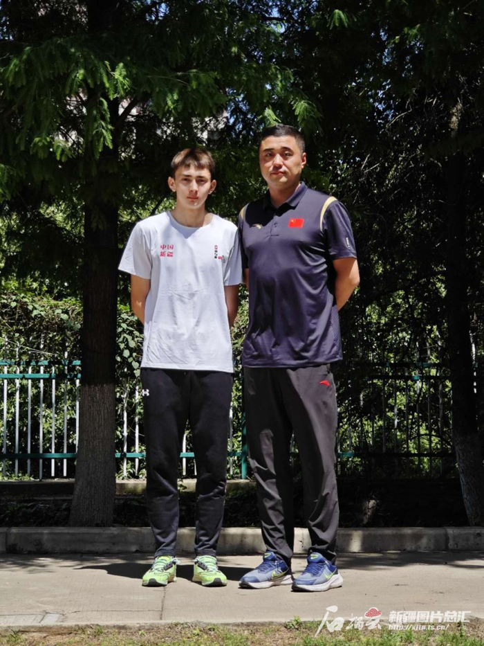 艾力西尔和教练张洋。石榴云/新疆日报记者黄兴摄