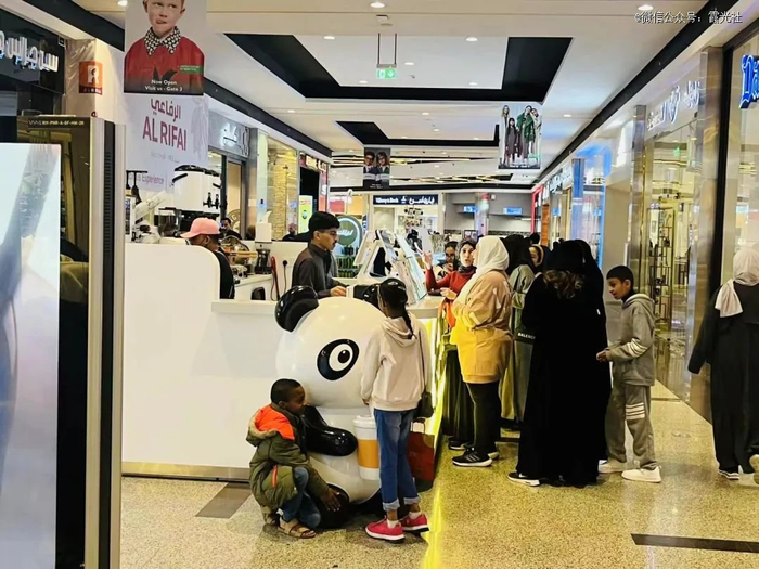 排队买中国奶茶的沙特女性消费者们，受访者供图