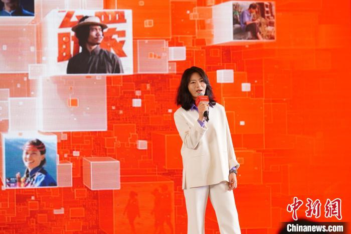 图为快手科技副总裁徐静芸解析精品栏目《凡人微光》。中新网记者刘冉阳摄
