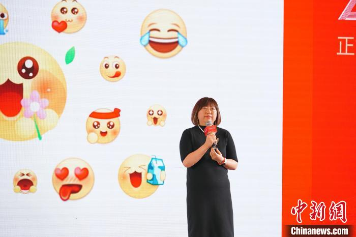 图为微博媒体合作部总经理、执行总编辑于琪分享解析爆款案例《在微博遇见万千美好》。中新网记者刘冉阳摄