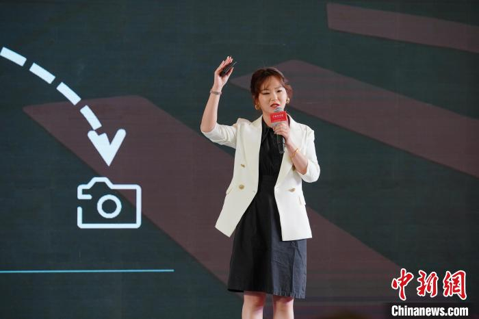 图为小红书副总编辑刘文静分享《生活不在别处》爆款案例。中新网记者刘冉阳摄