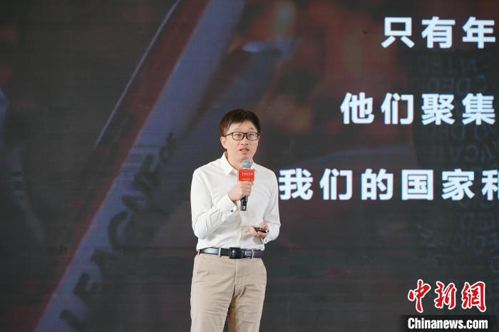 图为哔哩哔哩副总裁杨亮分享爆款案例《一样的五四，不一样的青春》。中新网记者刘冉阳摄