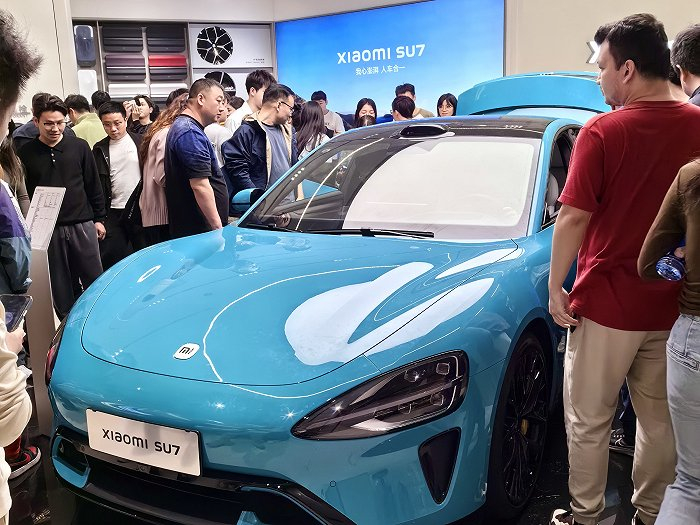 图：杭州小米店内试驾排队情况，界面新闻记者摄