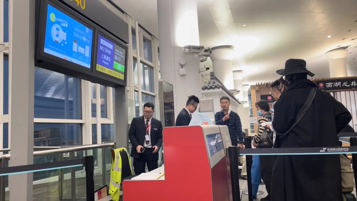 29日早上，MU5440旅客正在登机。