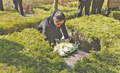 在大连市烈士陵园，张宁为张道民烈士献花。刘健宇摄