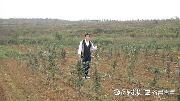 2007年，陈学森在泰安横岭苹果育种基地。受访者供图