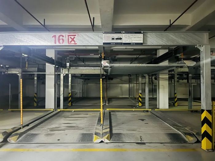 前后两排的机械车位。