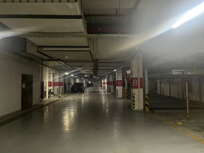 整条通道一侧都是机械车位，通道内还停放着车辆。