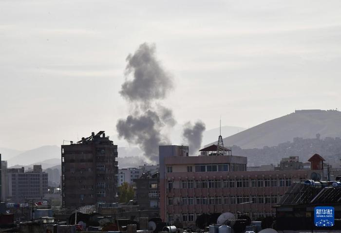 这是4月1日在叙利亚首都大马士革拍摄的爆炸后升起的浓烟。新华社发（阿玛尔摄）