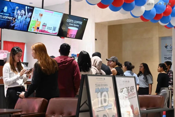 排队买库迪咖啡的迪拜消费者，受访者供图