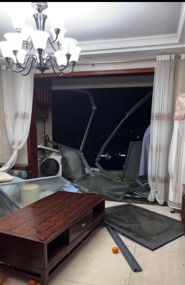 强对流天气发生后，居民家中门窗被大风吹毁 网络视频截图