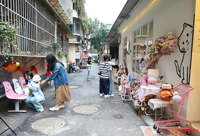 ▲在院落里打卡拍照的年轻人