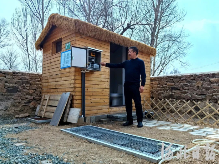 3月26日，隆化县人居办工作人员检查“黑水+灰水”协同处理系统运行情况。河北日报记者 陈宝云摄