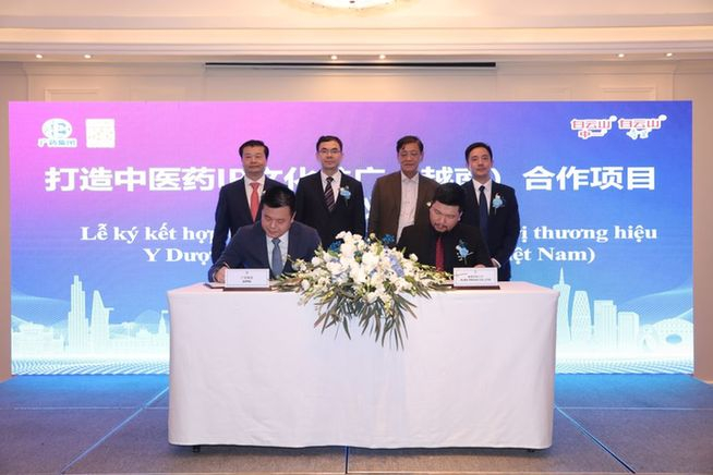 图为打造中医药IP文化推广（越南）合作项目的签约仪式。（广药集团供图）