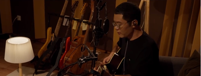 贾轶男使用IER-Z1R回放音乐（图片来源：索尼随身影音微博）