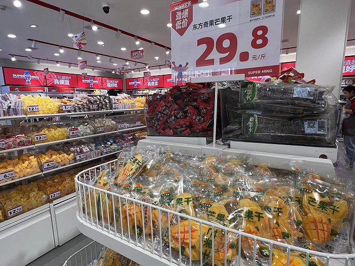 赵一鸣零食集合店货架 图片来源：界面新闻 马越