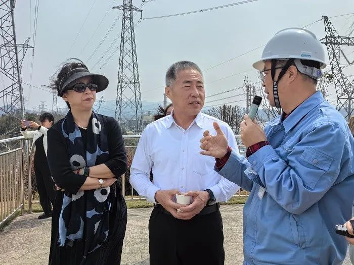 图为调研组参观己内酰胺项目。