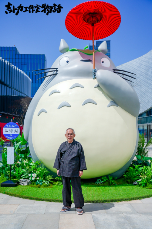 吉卜力工作室董事长兼制片铃木敏夫与龙猫合影